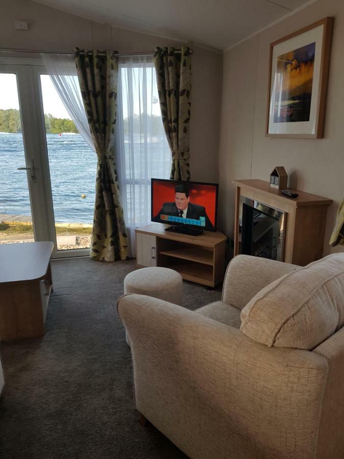 Dees Hot Tub Breaks At Tattershall Lakes Jet Ski 4 Eksteriør billede
