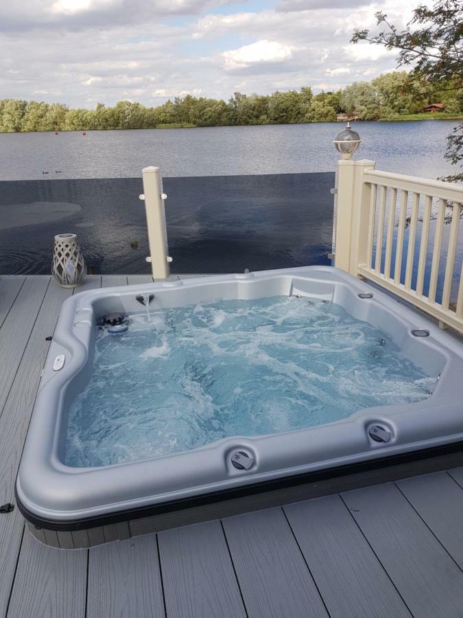Dees Hot Tub Breaks At Tattershall Lakes Jet Ski 4 Eksteriør billede